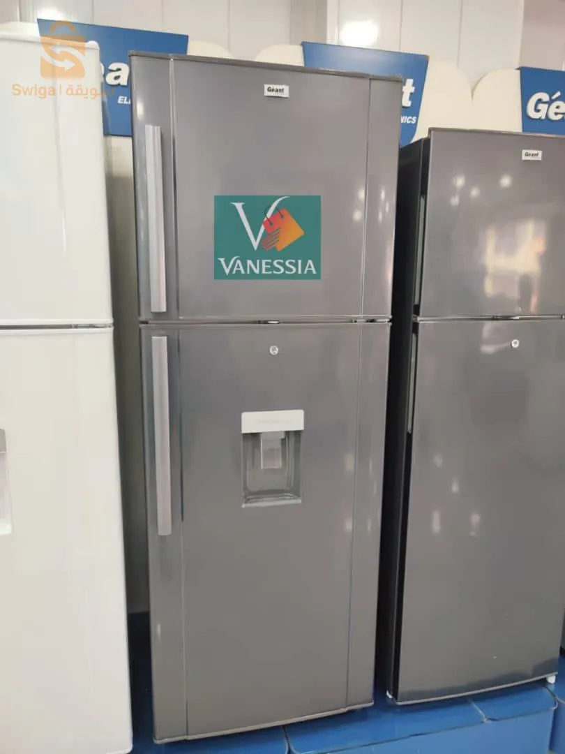 ثلاجة مع موزع الماء البارد