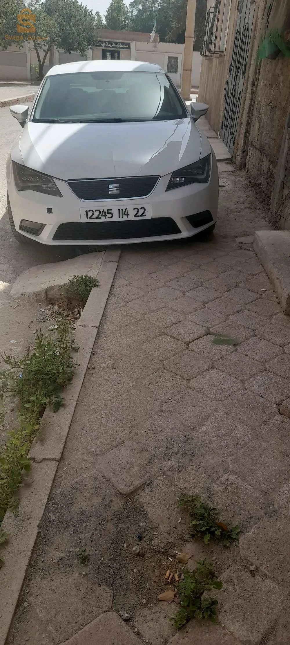 je mets en vente une seat leon année 2014 moteur neuf suspension 10/10 série pneus neuf par 18 pouces climatisation marche état 20/10 num 0770 41 40 53