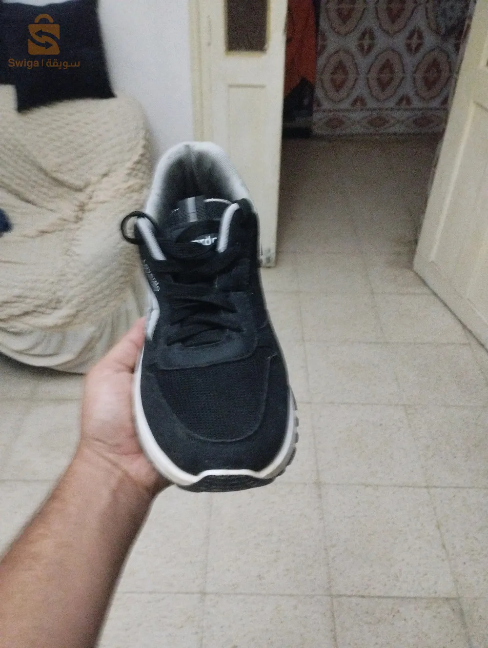 حذاء مستعمل حذاء مستعمل