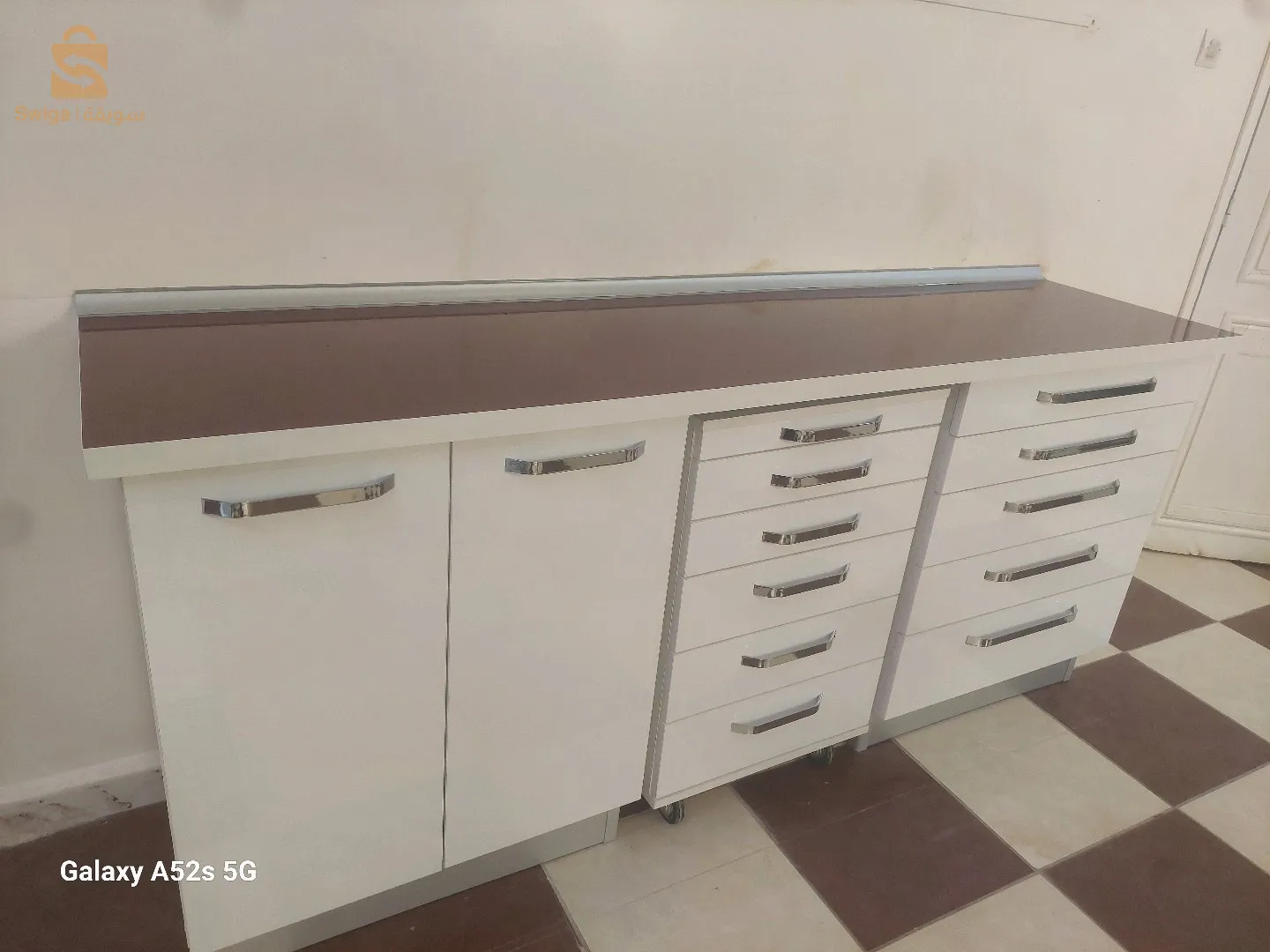 الأثاث الطبي مع الشحن والتركيب في جميع أنحاء الجزائر 
هل تفكر في تجديد عيادتك؟ هل ستنتقل إلى موقع جديد أو تفتح موقعًا جديدًا؟ إذا كانت إجابتك بنعم، فمن المؤكد أنك تبحث بالفعل عن أثاث  طبي ، أو لأي نوع من العيادات التي تفكر في افتتاحها.

يتكيف أي من أثاثنا بسهولة مع الحلول المختلفة
، يمكن تخصيصه بسهولة وفقًا للوحدات أو الملحقات التي يحتاجها نوع العيادة الخاص بك

إذا كنت ستنقل موقع عيادتك، ففكر أولاً فيما إذا كان من الممكن إعادة استخدام أثاثك. لا تنتظر حتى اللحظة الأخيرة للتحقق مما إذا كان الأثاث يناسب المساحة الجديدة. قم بإجراء القياسات في أسرع وقت ممكن وتحقق من المساحة الجديدة التي يمكنهم وضعها فيها. كما أن التوصيلات الكهربائية والمياه تتطابق مع الأثاث السابق.

في حالة أن الأثاث السابق يمكن التخلص منه أو كنت تفكر في تجديد الأثاث الحالي، فلا تقلق، كل شيء سيكون أكثر بساطة، حيث أن مصنعي الأثاث الطبي أنفسهم سيكونون مسؤولين عن قياس كل شيء. هناك ثروة من الأثاث الطبي لعيادتك والتي ستوفر لك بيئة رعاية المرضى التي طالما حلمت بها.

 إذا لم تكن التوصيلات الكهربائية والمياه جاهزة بعد، فاستشرنا قبل القيام بعملية التوزيع. من خلال سنوات خبرتنا في تصنيع وتركيب الأثاث في العديد من العيادات  الطبية