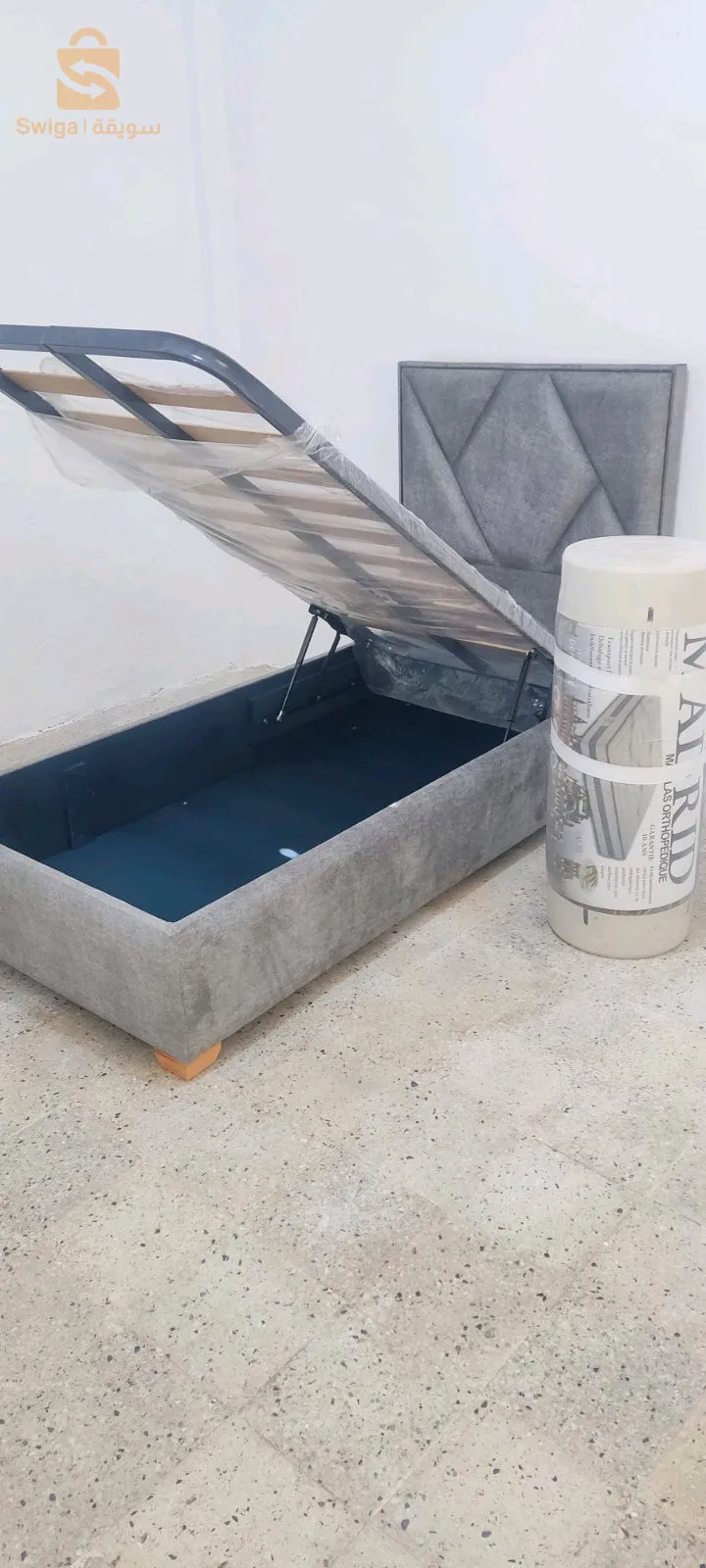 اسرة عصرية من الخشب الاحمر و القماش المضاد للبقع