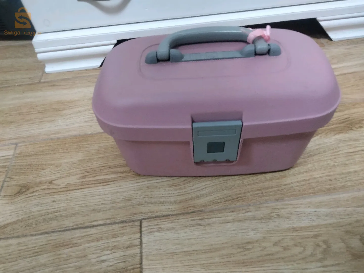 حقيبتان وماليت صغيرة