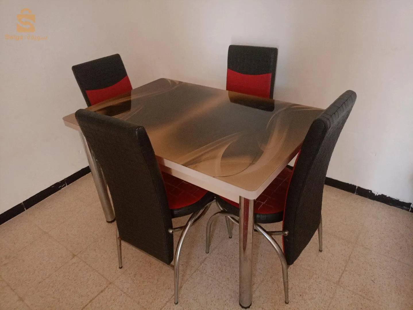 طاولة زجاجية