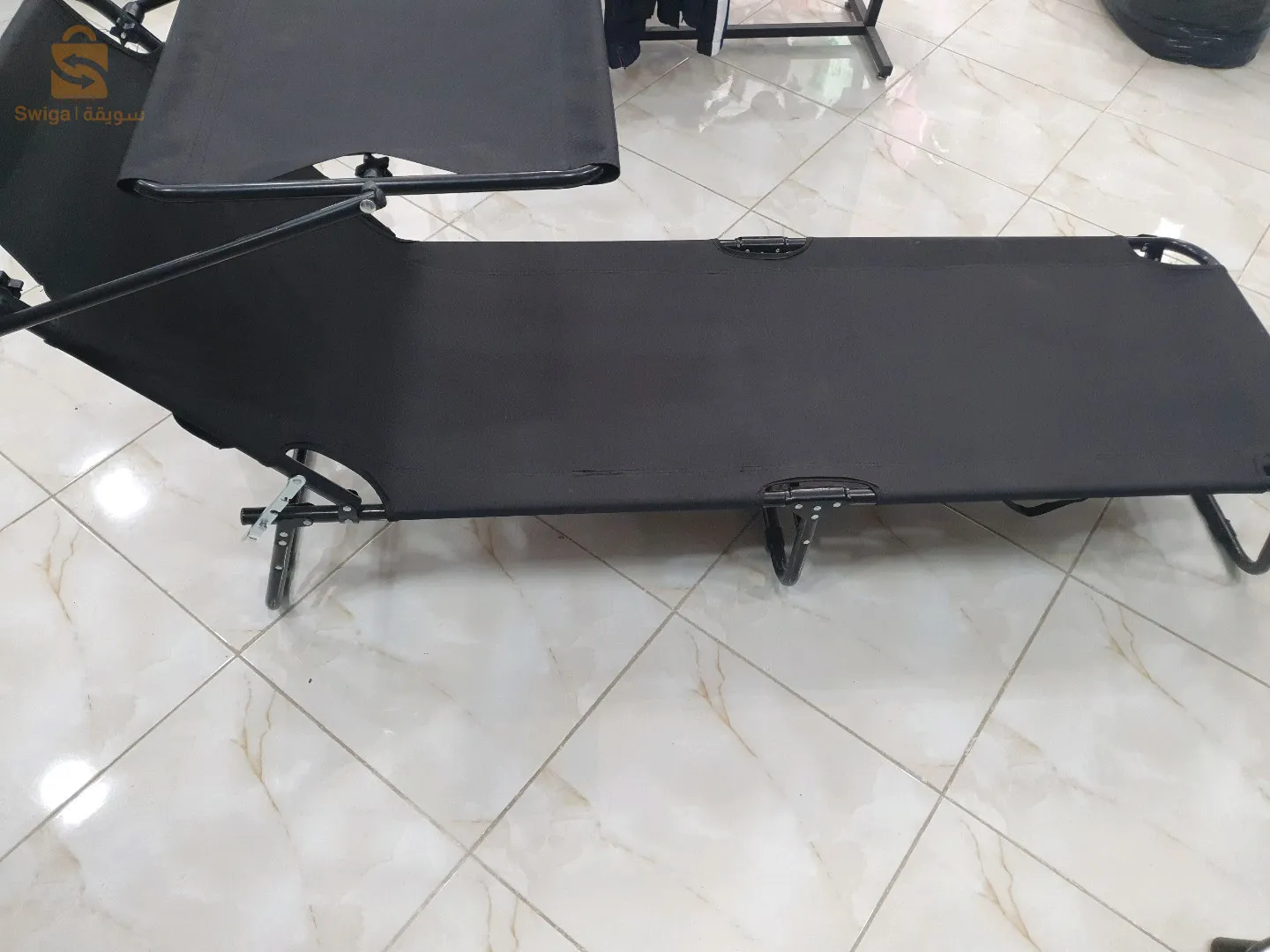 La chaise de plage est équipée d'un parasol