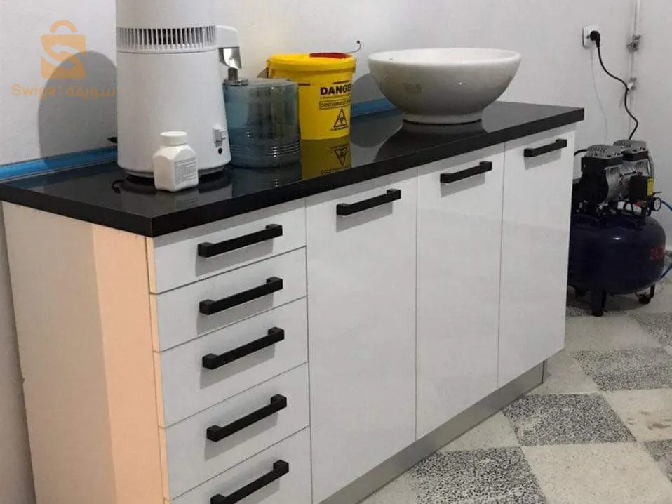 الأثاث الطبي مع الشحن والتركيب في جميع أنحاء الجزائر 
هل تفكر في تجديد عيادتك؟ هل ستنتقل إلى موقع جديد أو تفتح موقعًا جديدًا؟ إذا كانت إجابتك بنعم، فمن المؤكد أنك تبحث بالفعل عن أثاث  طبي ، أو لأي نوع من العيادات التي تفكر في افتتاحها.

يتكيف أي من أثاثنا بسهولة مع الحلول المختلفة
، يمكن تخصيصه بسهولة وفقًا للوحدات أو الملحقات التي يحتاجها نوع العيادة الخاص بك

إذا كنت ستنقل موقع عيادتك، ففكر أولاً فيما إذا كان من الممكن إعادة استخدام أثاثك. لا تنتظر حتى اللحظة الأخيرة للتحقق مما إذا كان الأثاث يناسب المساحة الجديدة. قم بإجراء القياسات في أسرع وقت ممكن وتحقق من المساحة الجديدة التي يمكنهم وضعها فيها. كما أن التوصيلات الكهربائية والمياه تتطابق مع الأثاث السابق.

في حالة أن الأثاث السابق يمكن التخلص منه أو كنت تفكر في تجديد الأثاث الحالي، فلا تقلق، كل شيء سيكون أكثر بساطة، حيث أن مصنعي الأثاث الطبي أنفسهم سيكونون مسؤولين عن قياس كل شيء. هناك ثروة من الأثاث الطبي لعيادتك والتي ستوفر لك بيئة رعاية المرضى التي طالما حلمت بها.

 إذا لم تكن التوصيلات الكهربائية والمياه جاهزة بعد، فاستشرنا قبل القيام بعملية التوزيع. من خلال سنوات خبرتنا في تصنيع وتركيب الأثاث في العديد من العيادات  الطبية