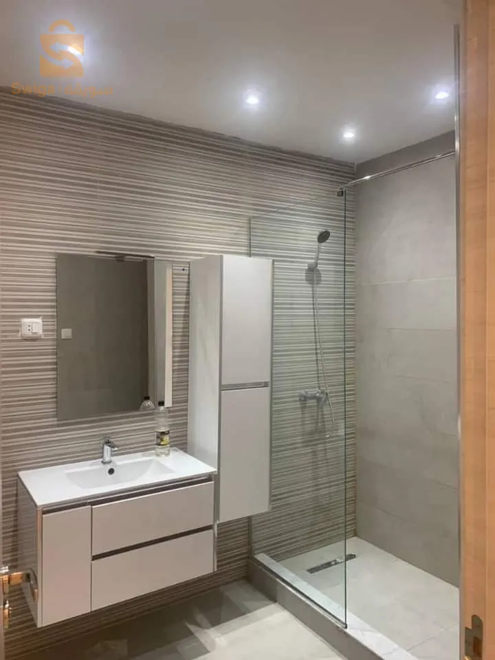 Loue f4 en 3éme étage a sebala (résidence azalia) superficie 130 m2 .cuisine équipée 
Box .chauffage central 
Prix : 9u/mois