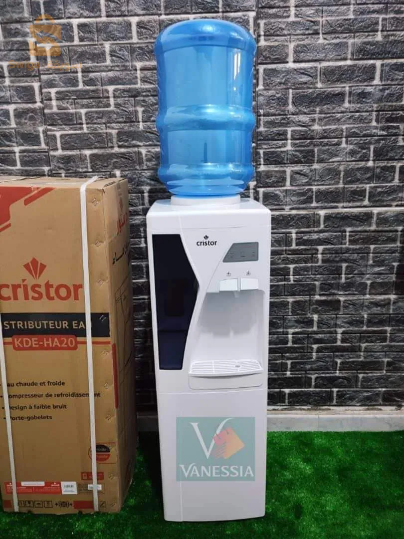 Distributeur d'eau avec bouteille d'eau marque cristor