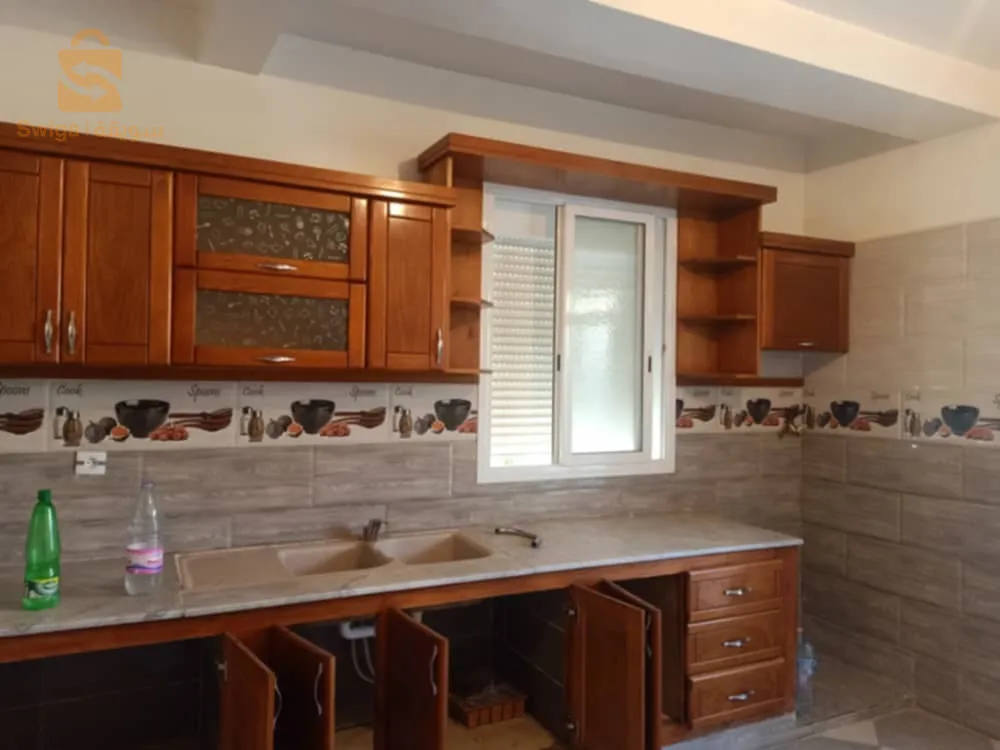 بيع فيلا 300 م حي السلام خرايسية تحتوي على 9 شقق ذات ابعة غرف 5 منها فيني 100%   4 فيني 60% الحي هادى ١٠