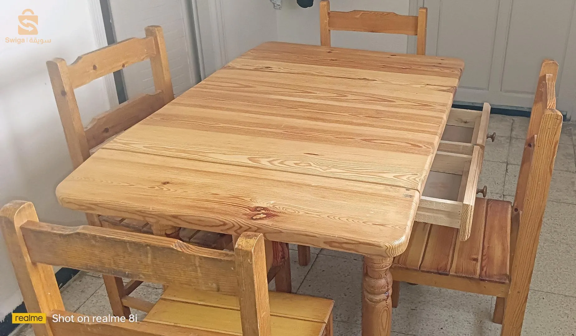 table de cuisine en bois rouge massif avec 4 chaises de Annaba téléphone 0698392111