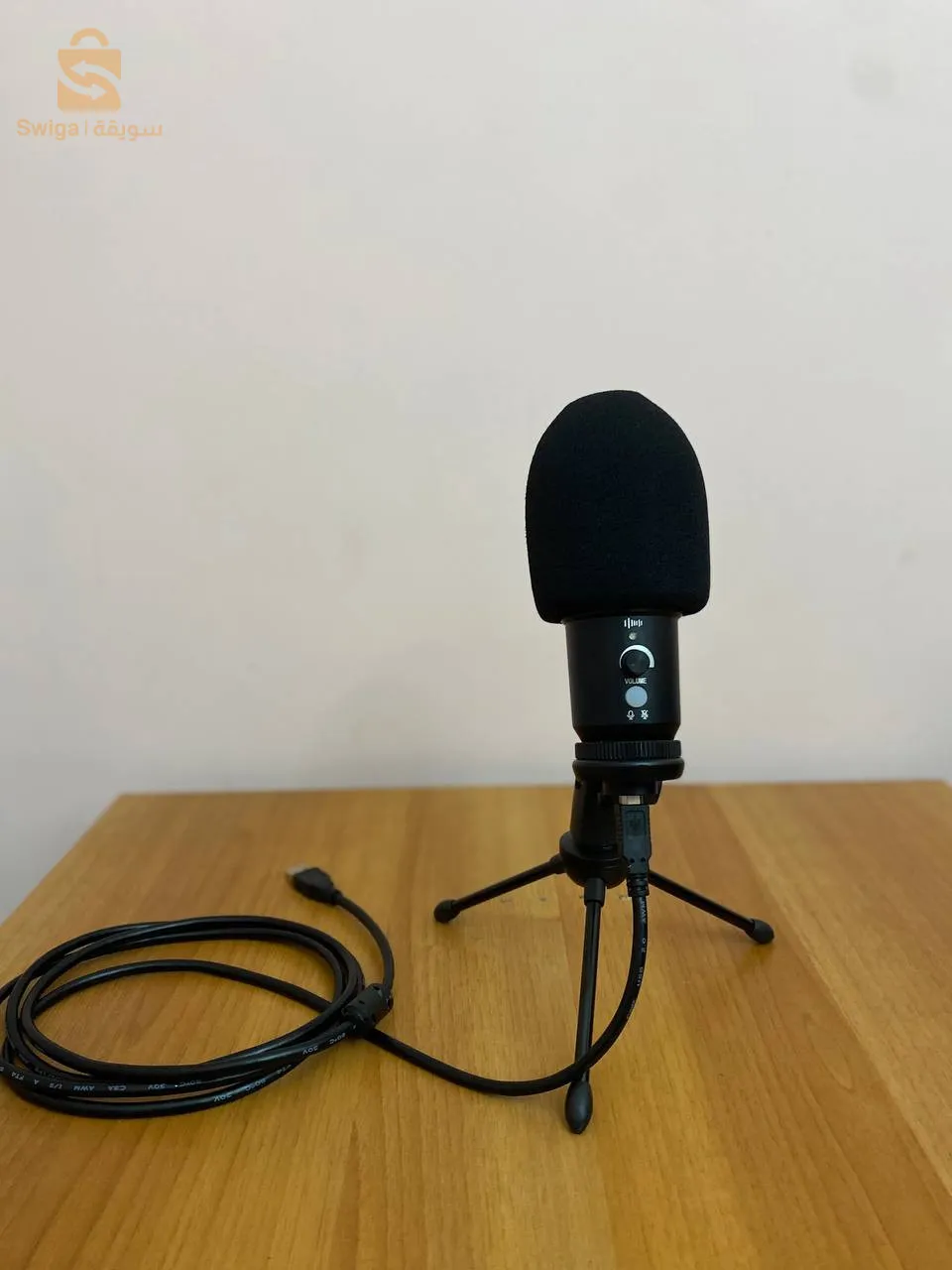 مايكروفون من شركة  
 BM66 مع ترايبود" حامل للميكروفون"