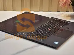 Un ordinateur fonctionnant avec un câble et numérique (écran tactile) importé de l'étranger