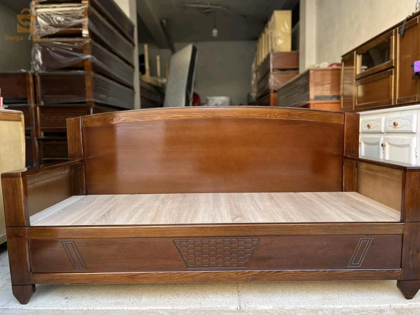 كنابي بالظهر كوفري مصنوعة من الخشب الاحمر