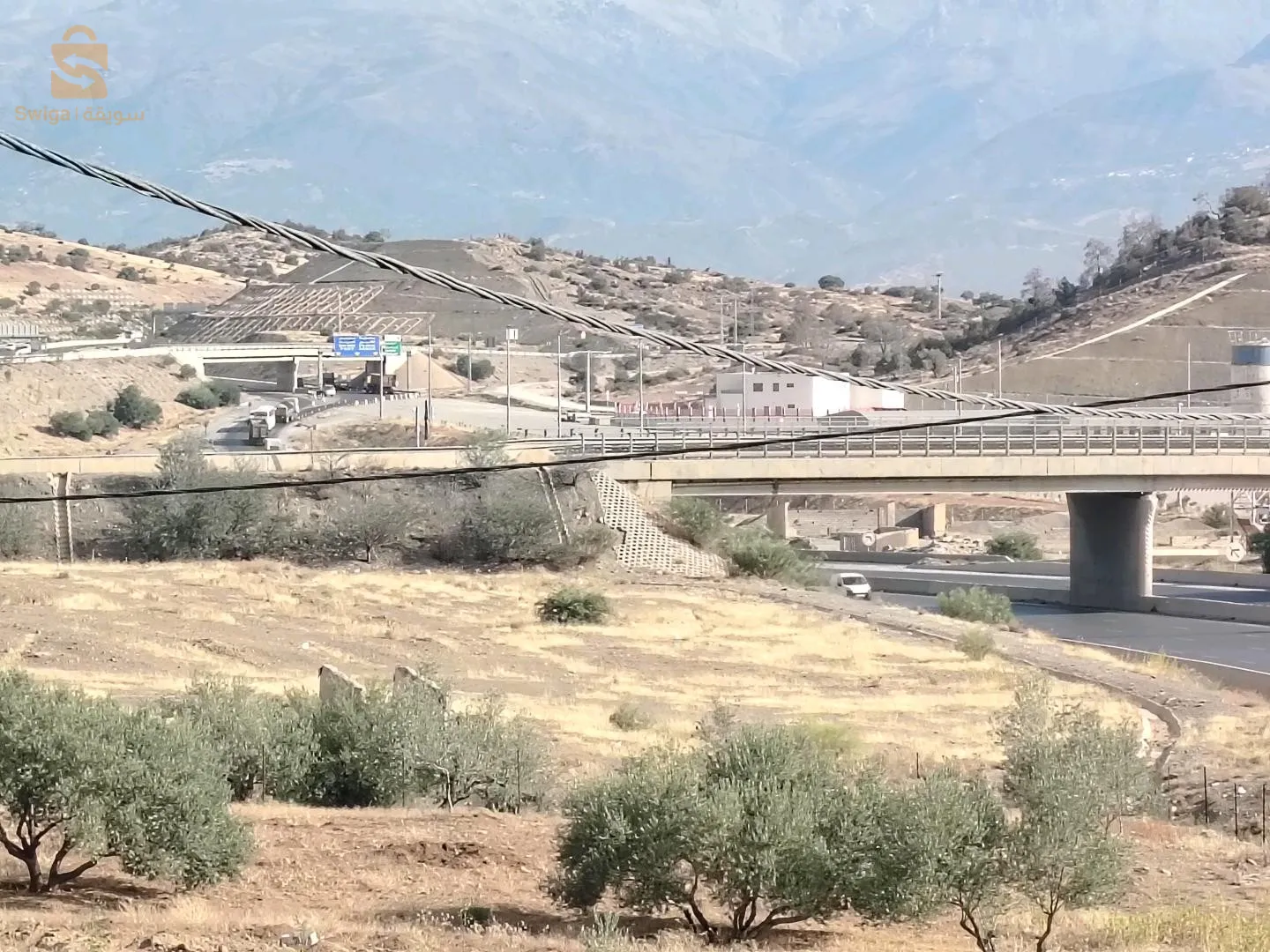 أرض في محاذات الطريق السيار شرق غرب و امام مدخل الطريق السيار إتجاه  بجاية موقع استراتيجي بإمتياز مكان هادئ و حتى توجد مصانع في قيد الإنشاء و حتى لي أنشأت.