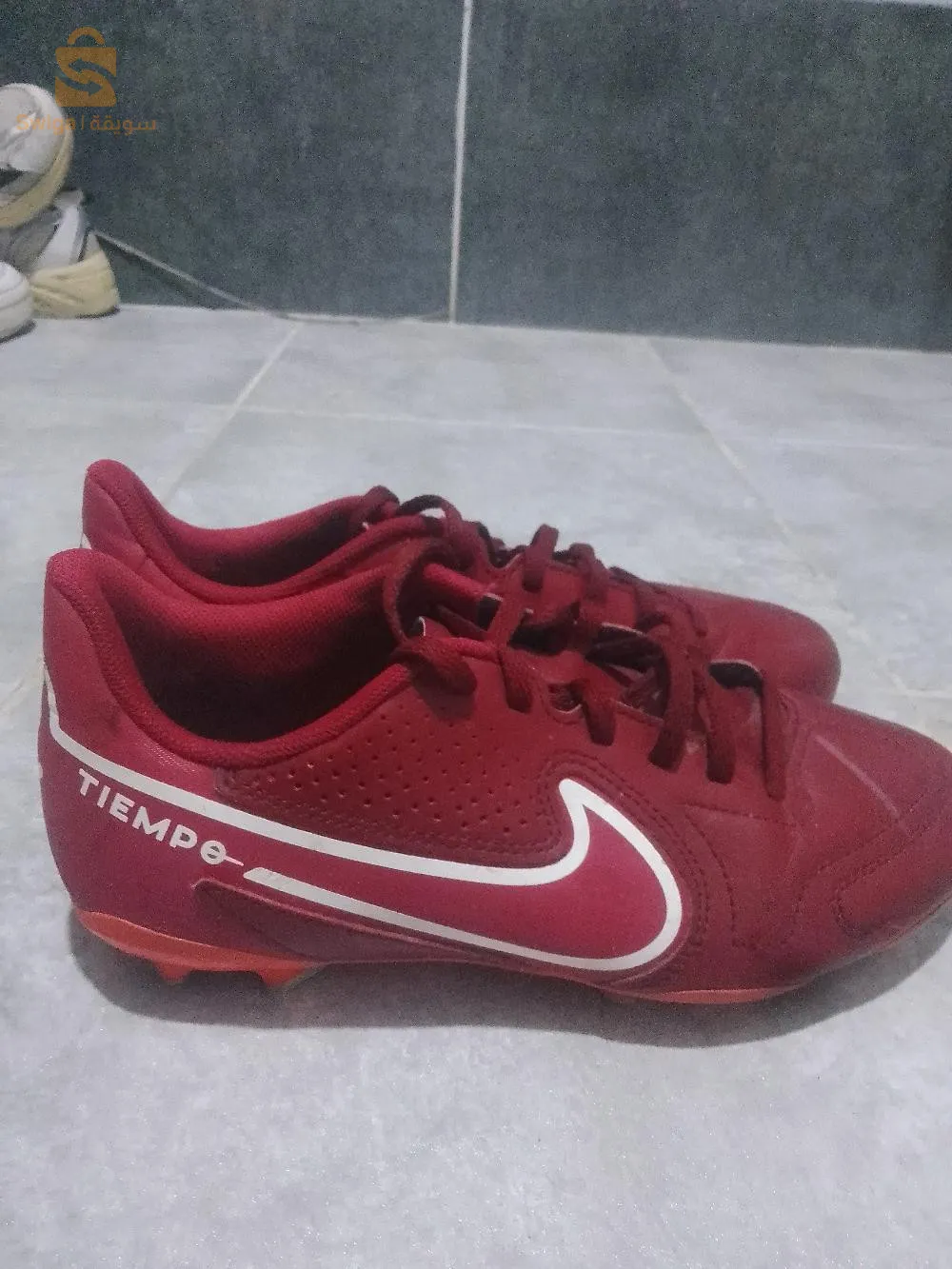 Nike tiempo rouge un peu usé et totalement en cuir