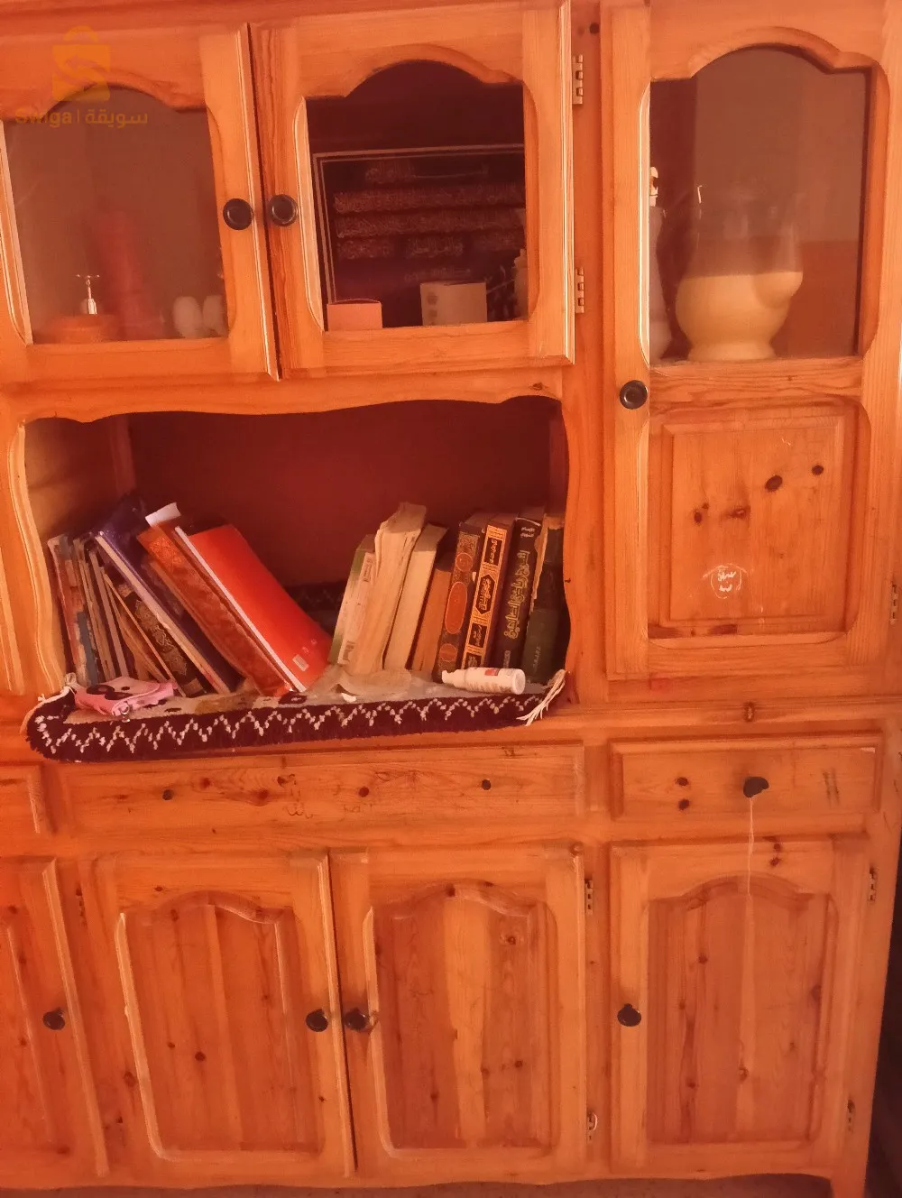 Une armoire pour livres, vêtements et ustensiles