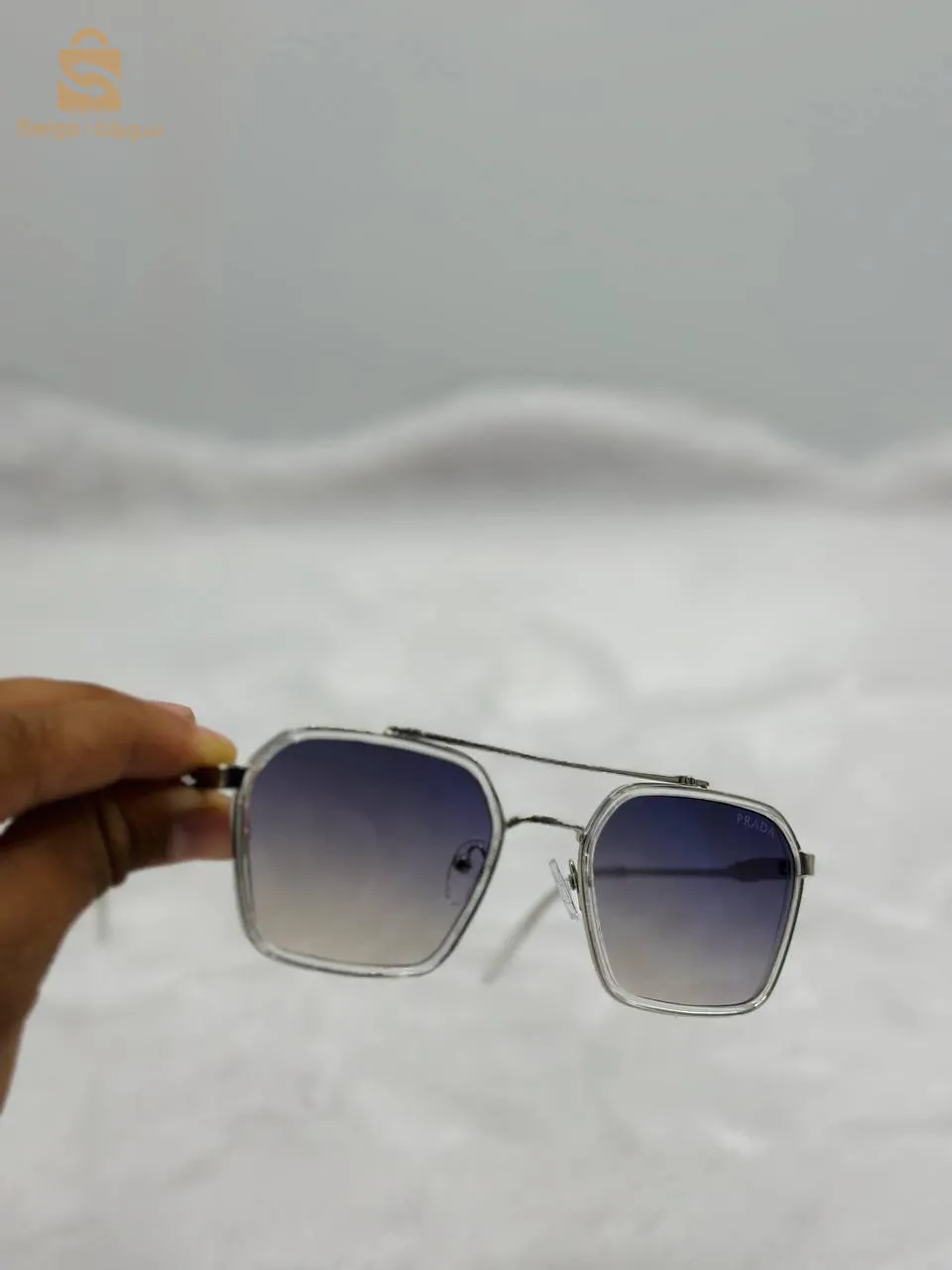 Lunette de soleil PRADA NV modèle + pochette gratuit