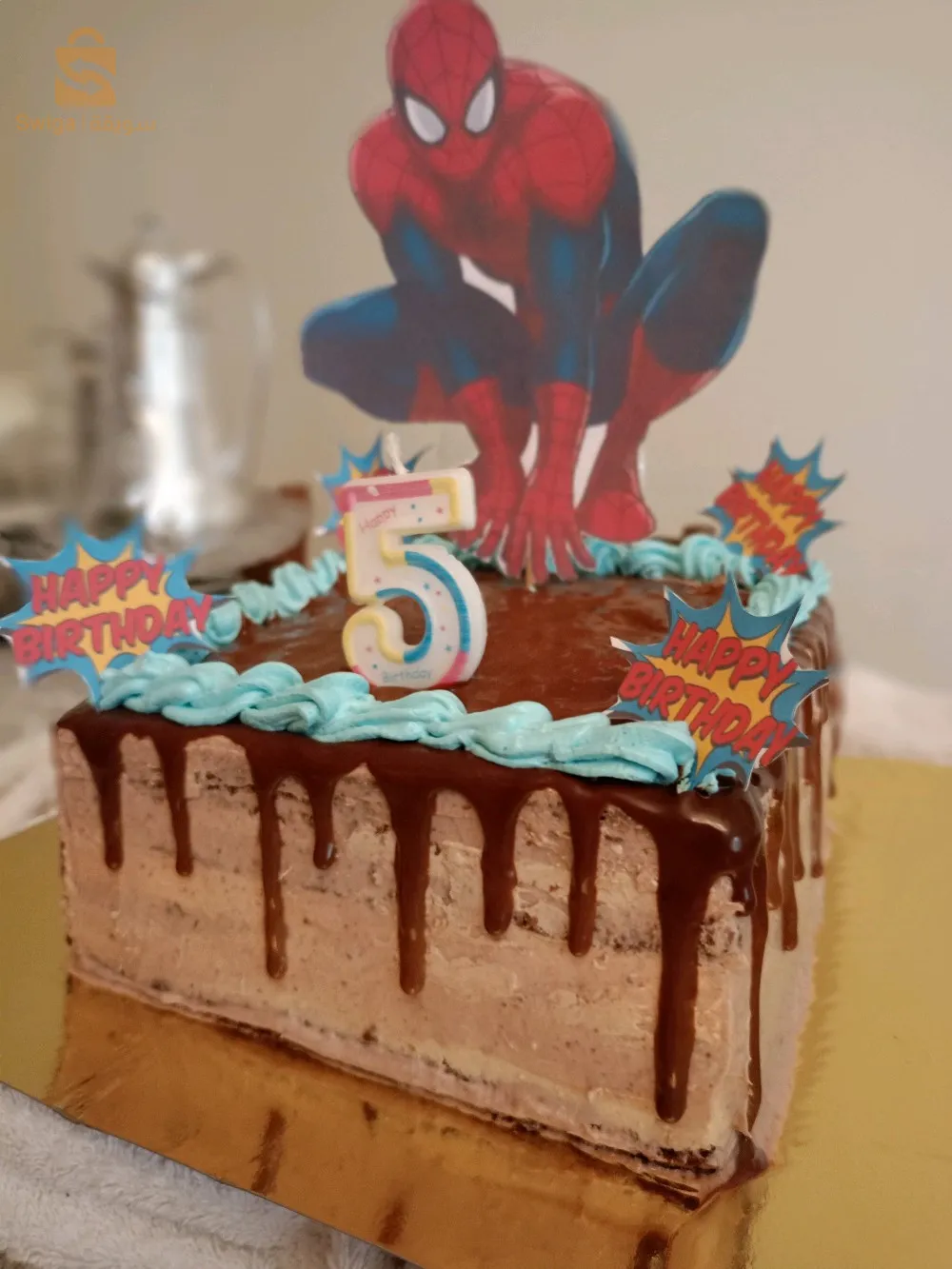 gâteau d'anniversaire et salés