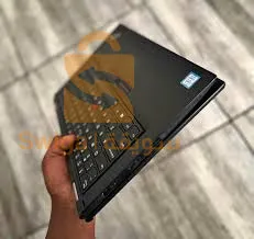 Un ordinateur fonctionnant avec un câble et numérique (écran tactile) importé de l'étranger