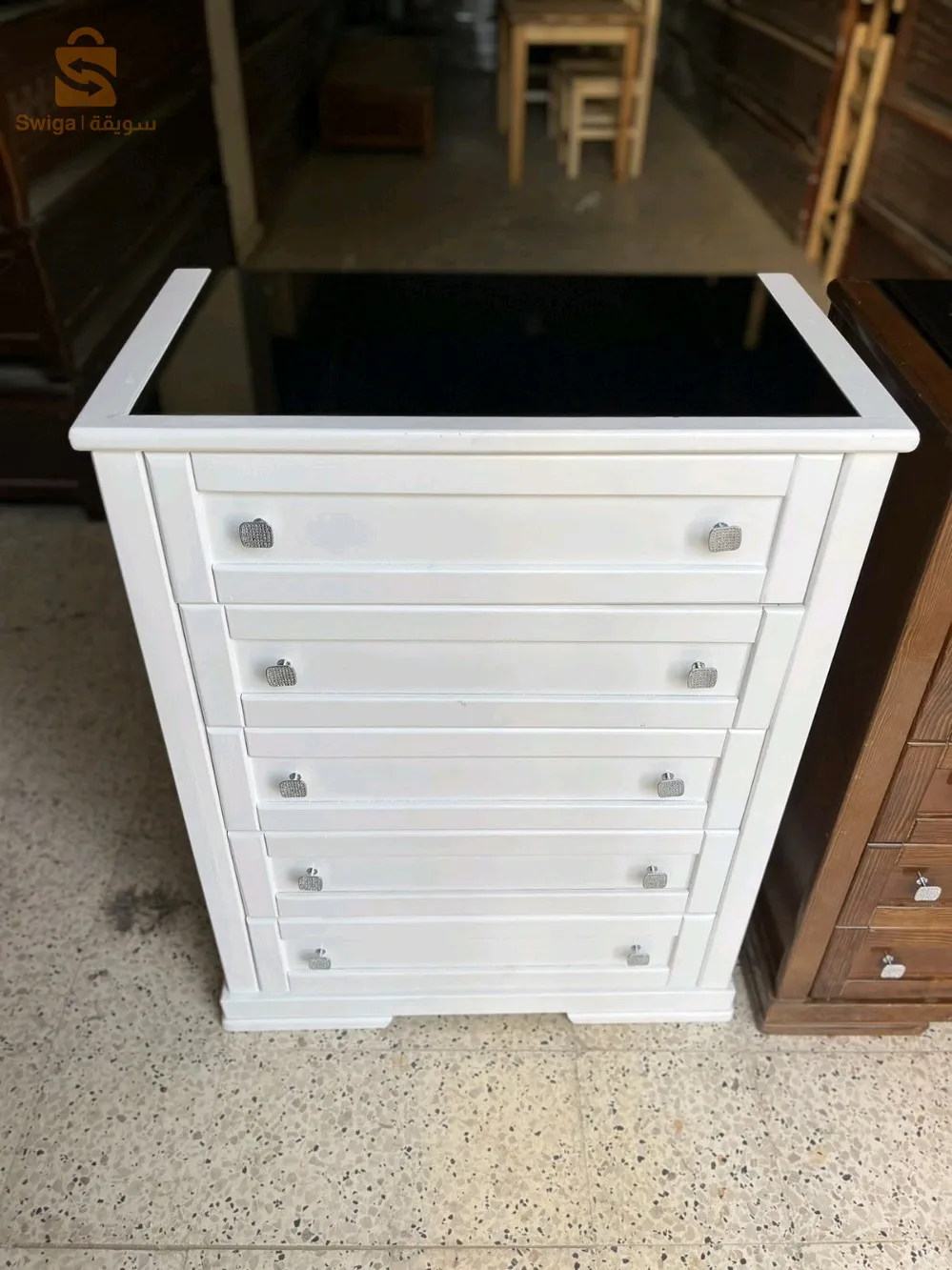 كومود مصنوعة من الخشب الاحمر