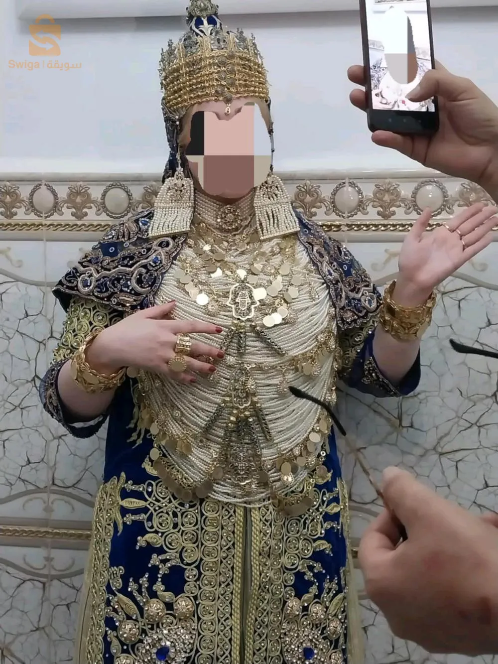 chedda bleue et robe blanche