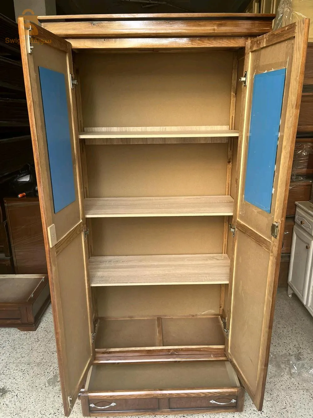 خزانة 2 ابواب مصنوعة من الخشب