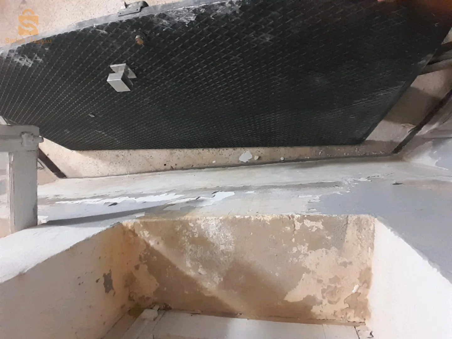 باب حديد رائع و جديد و معاه إطار تاعه و نساعدك