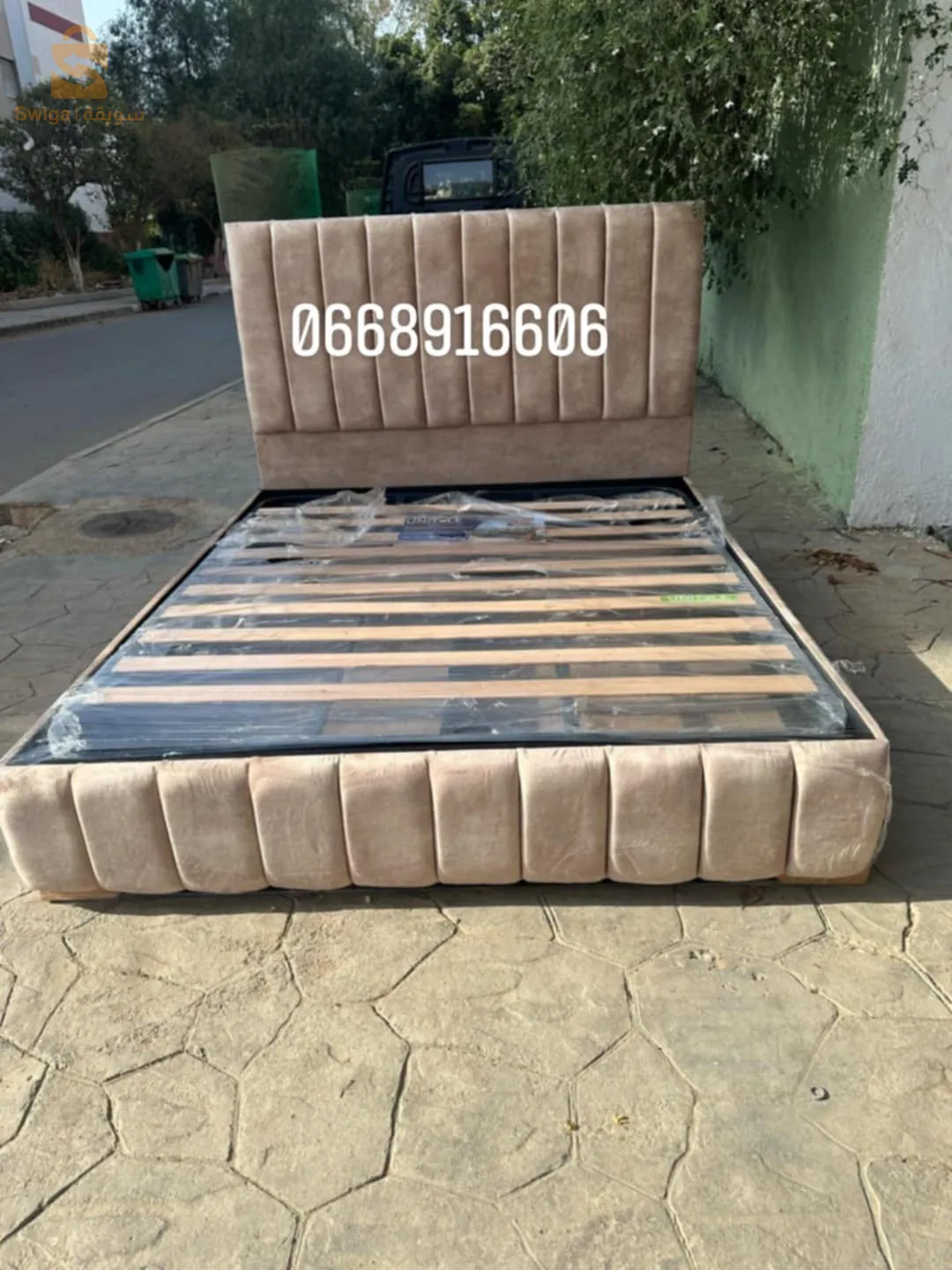 lit capitonnée coffret  disponible toute les couleurs