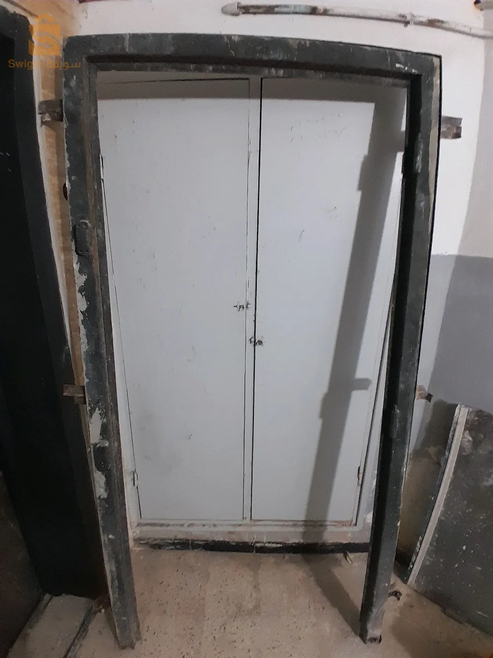 Iron door He is in good health.With a frame