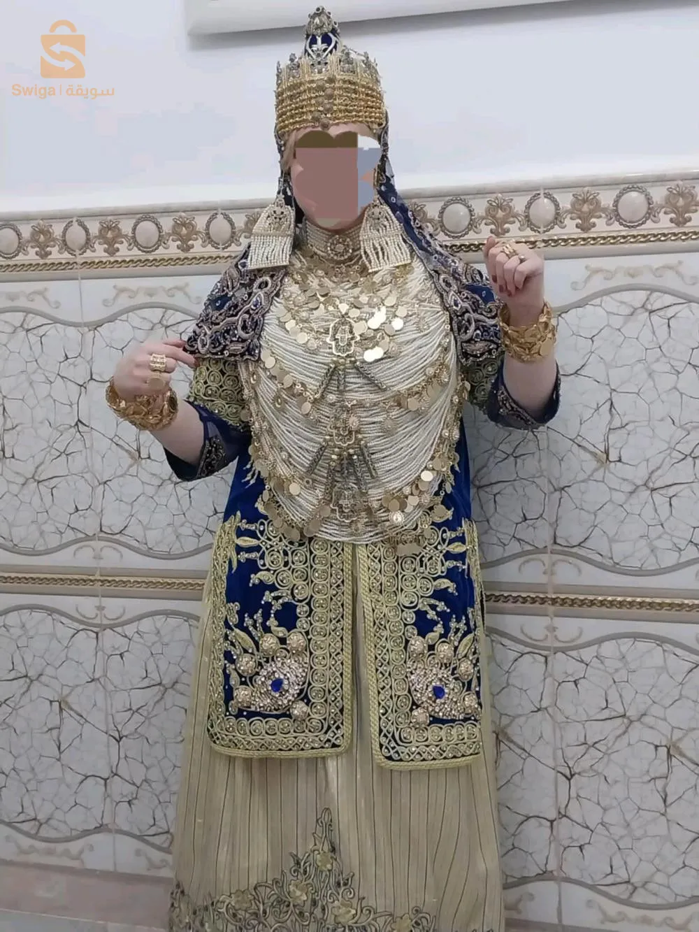 chedda bleue et robe blanche