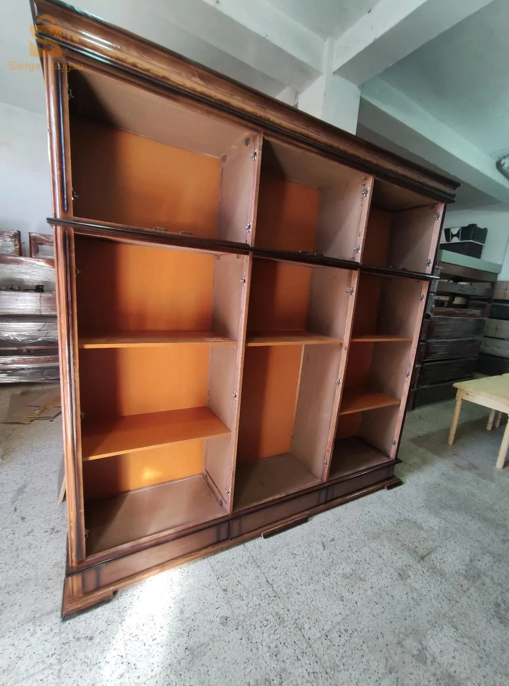 armoire 12prt neuve très solide et chic en bois rouge