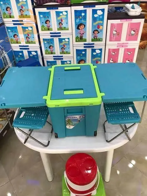 ثلاجة بطاولة وكراسي