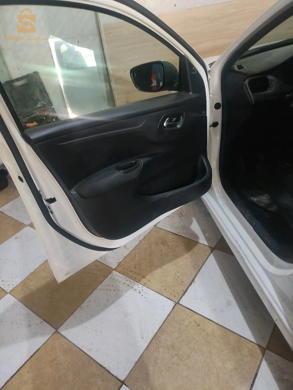 سيارة نظيفة