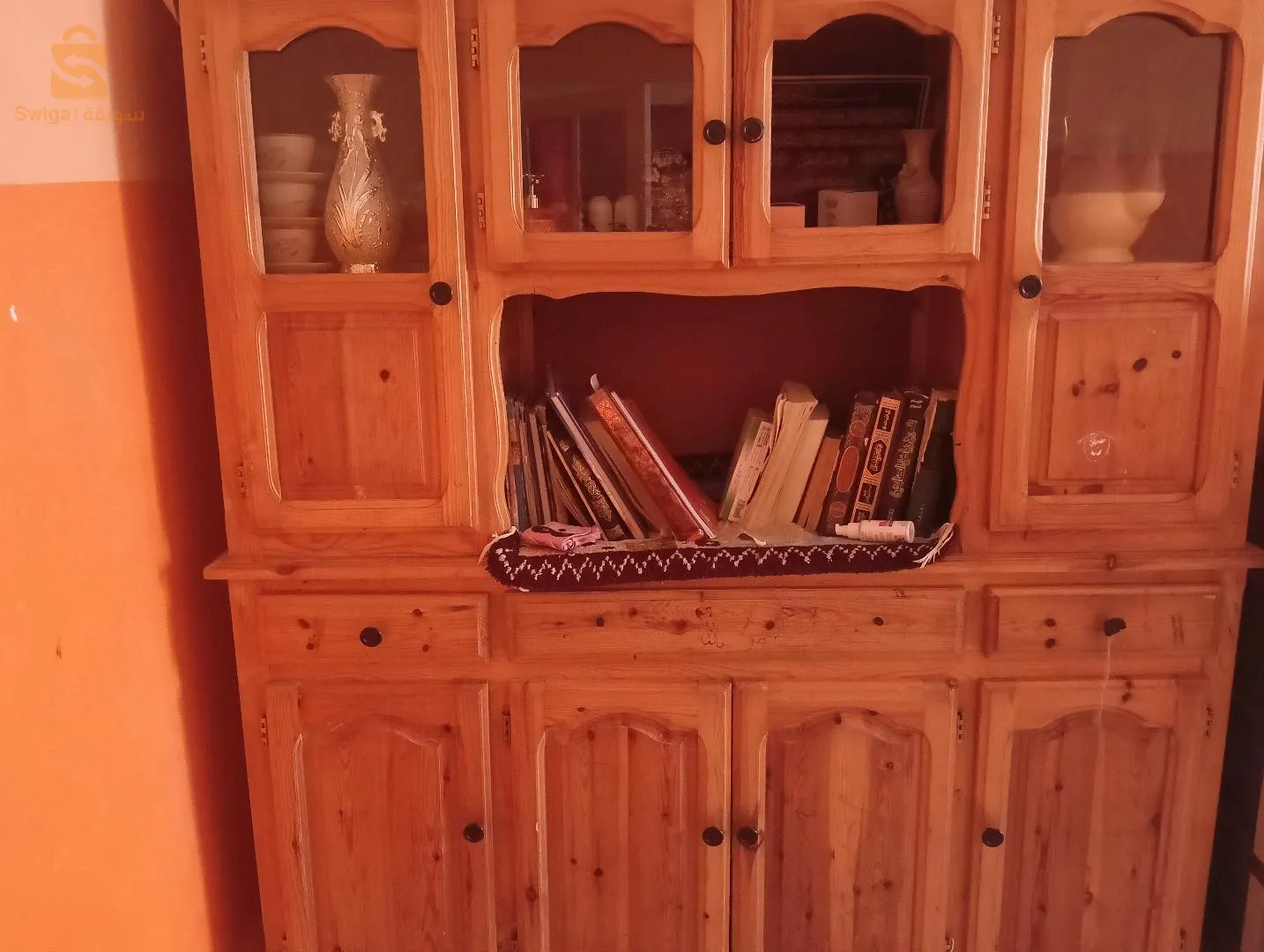 خزانة للكتب و الملابس و الاواني