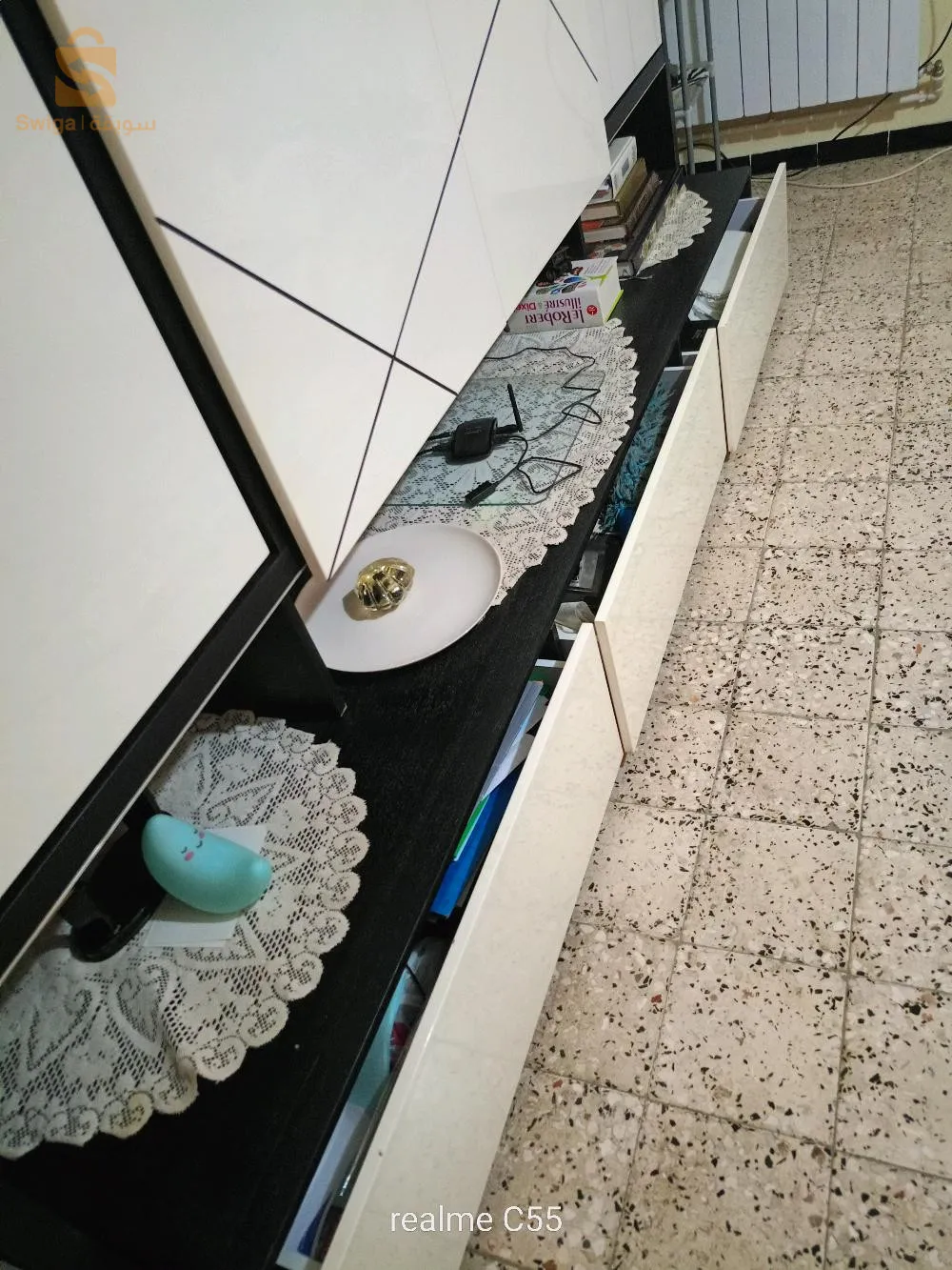 أثاث خاص بالتلفزة ومكتبة.