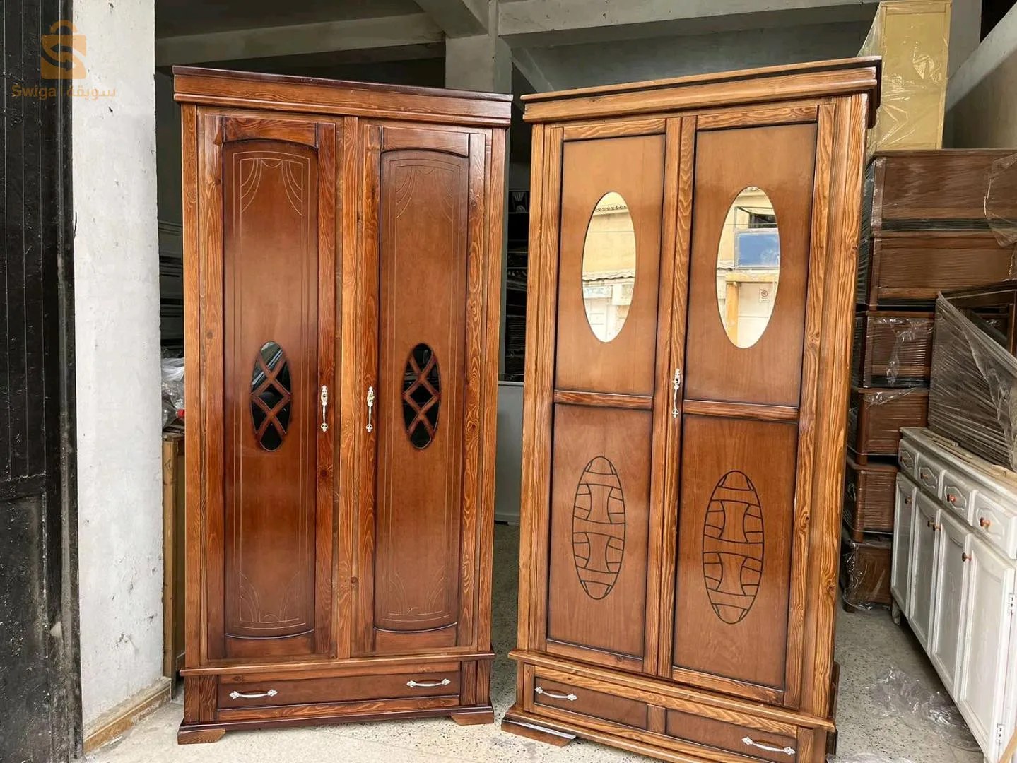 خزانة 2 ابواب مصنوعة من الخشب