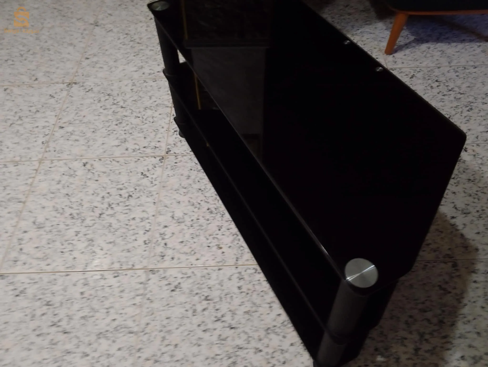 طاولة من اجل تلفاز