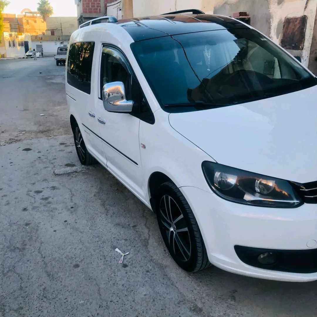 فيه رتوشا فوق المنجل على جيهة مقابلة لشيفور