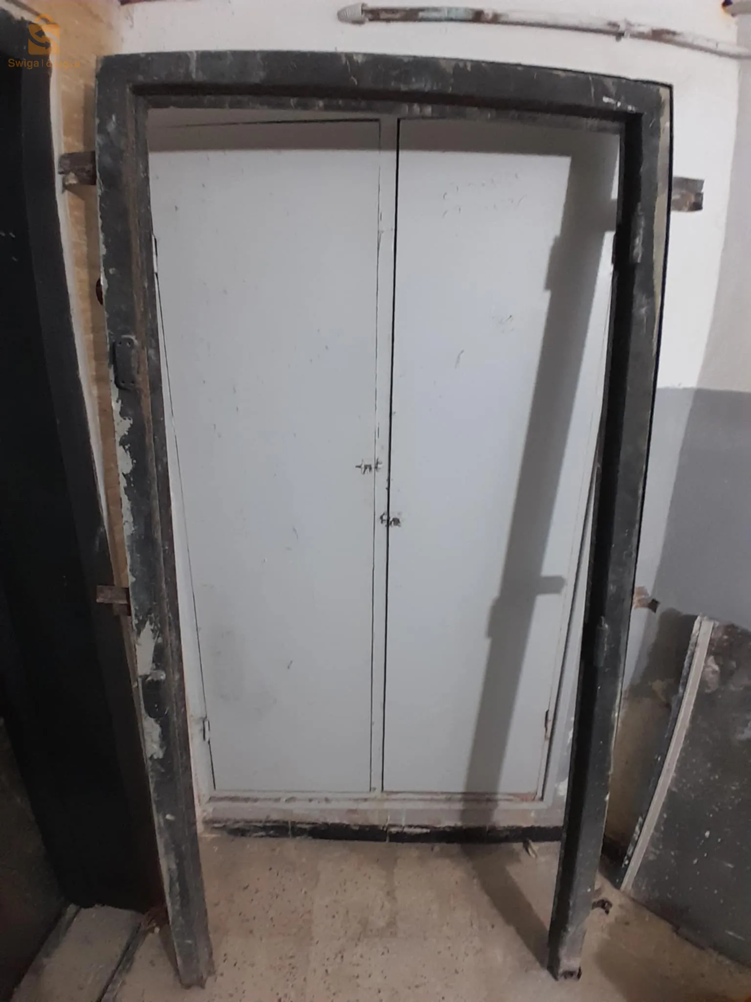 Porte en fer neuve en bonne santé  Et il a un cadre