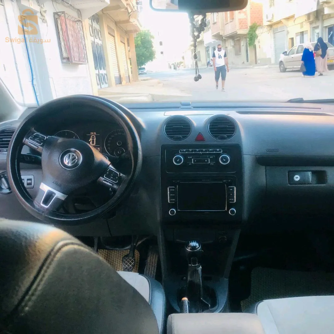 فيه رتوشا فوق المنجل على جيهة مقابلة لشيفور