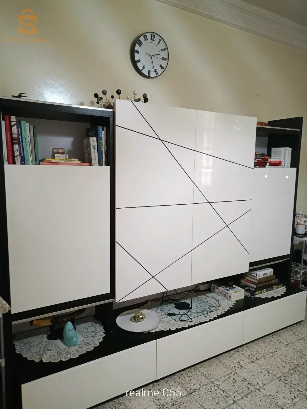 أثاث خاص بالتلفزة ومكتبة.