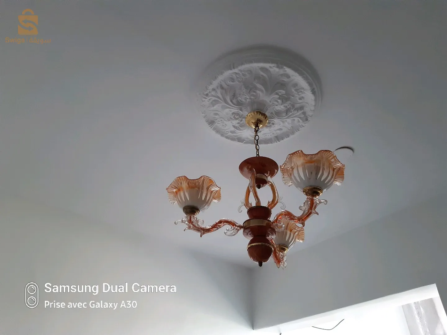 ثرية تحمل ثلاث مصابيح في حالة جيدة