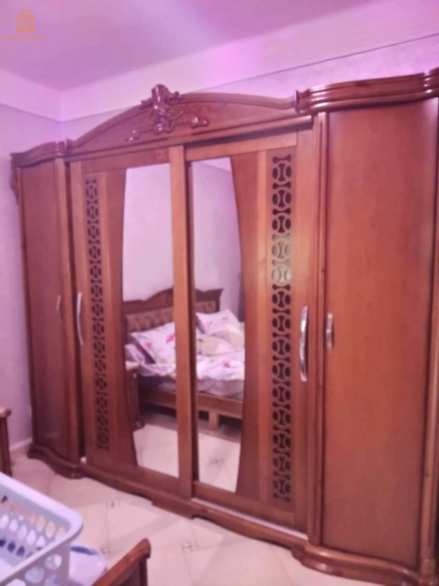 خزانة مستعملة في حالة. جد جيدة