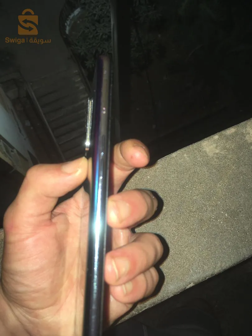 La paix soit sur vous, mes frères. Il y a un téléphone Oppo a94 à vendre, une jeune femme.