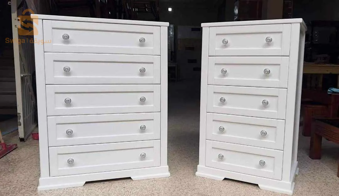 كومود مصنوعة من الخشب الاحمر