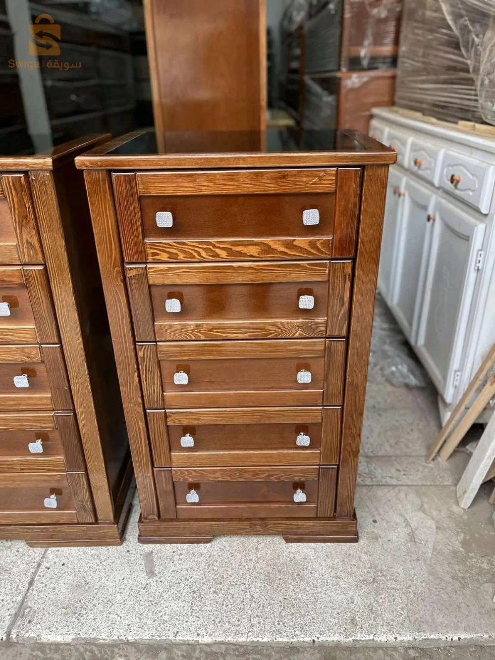 كومود مصنوعة من الخشب الاحمر