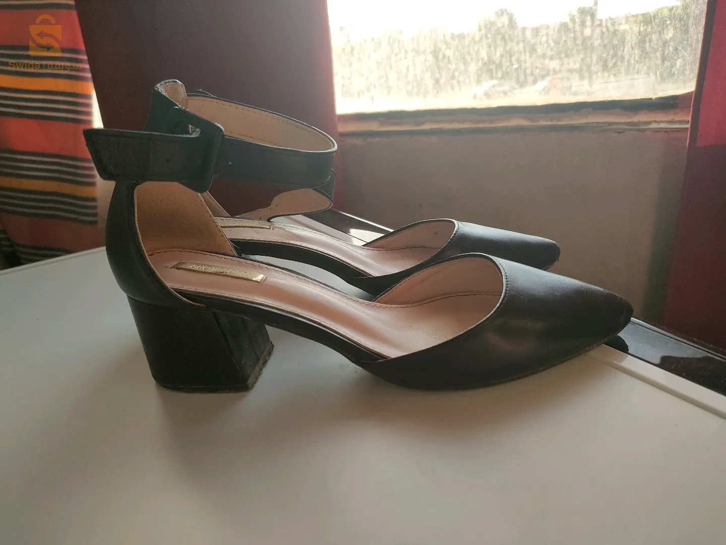 نعالة جديدة ملبوسة غير زوج خطرات