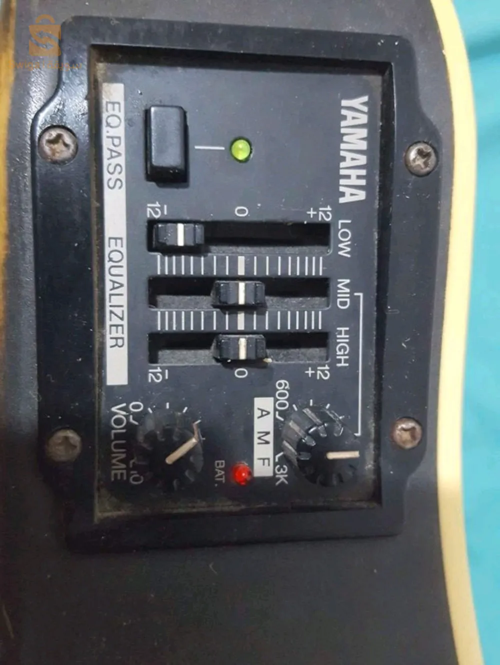 guitar électro-acoustique  yamaha avec un amplificateur pour guitar basse