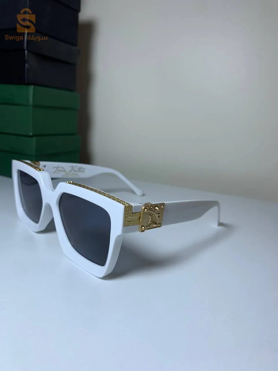 Lunettes de soleil élégantes et belles