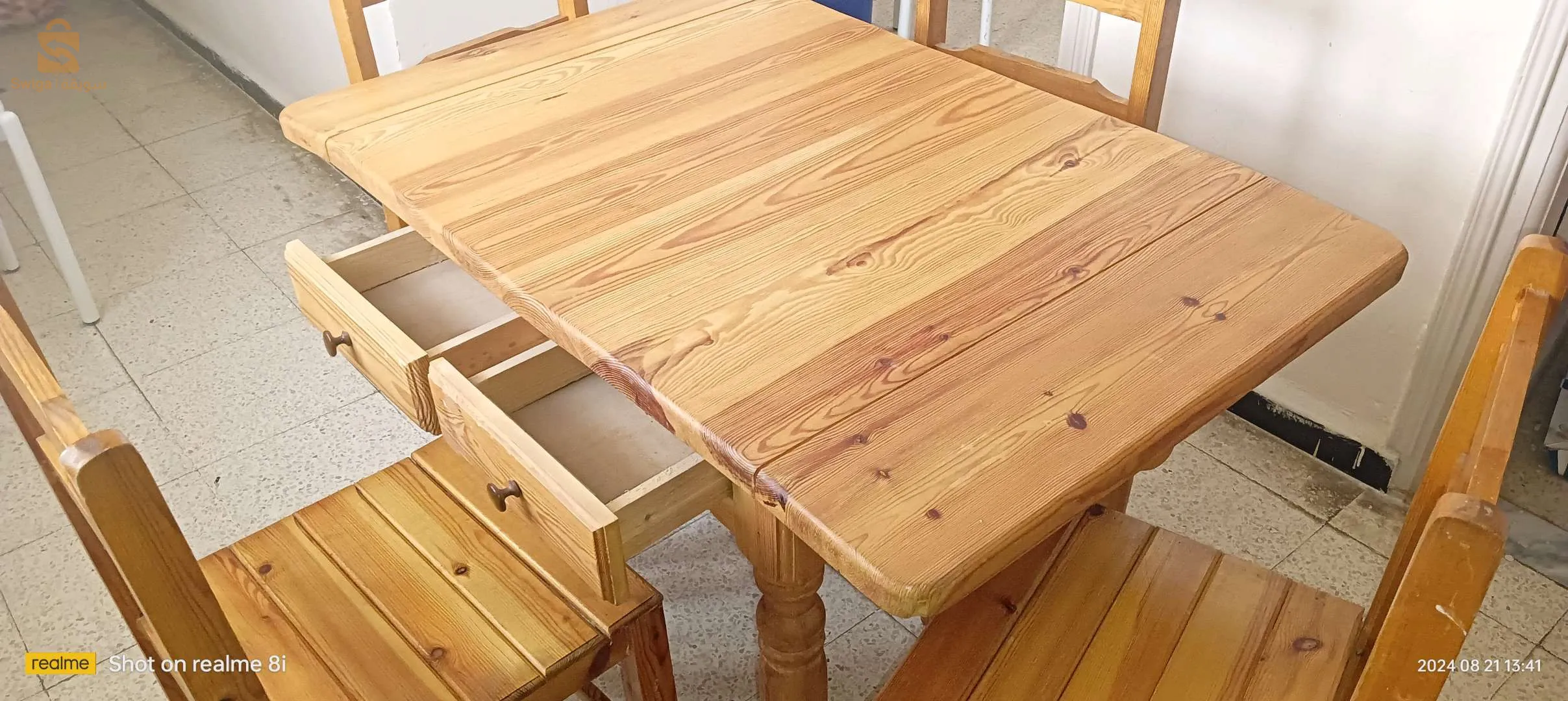 table de cuisine en bois rouge massif avec 4 chaises de Annaba téléphone 0698392111