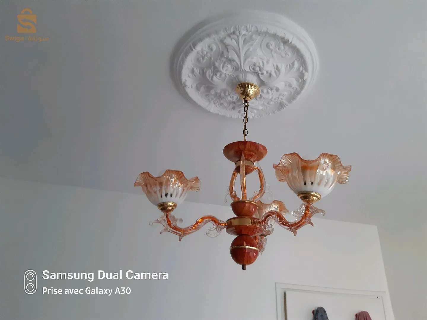 ثرية تحمل ثلاث مصابيح في حالة جيدة